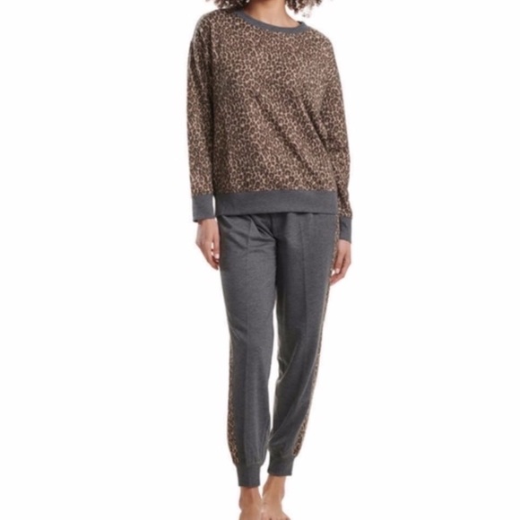 🎉HP🎉 Animal print two piece pajama jogger set - Picture 2 of 7